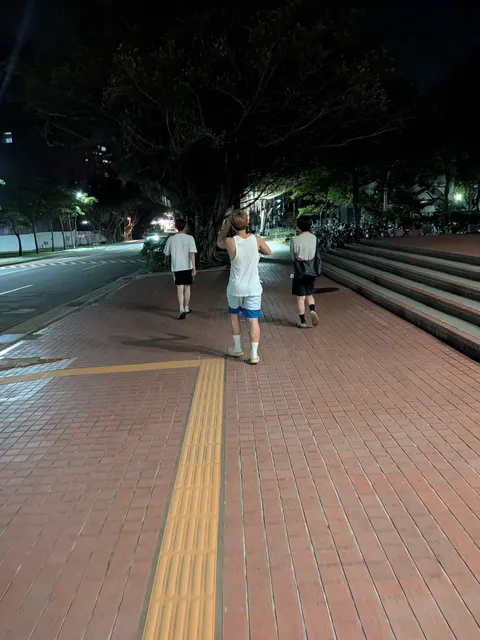和隊友們夜衝覓食