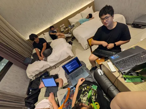 半夜黑客松現場