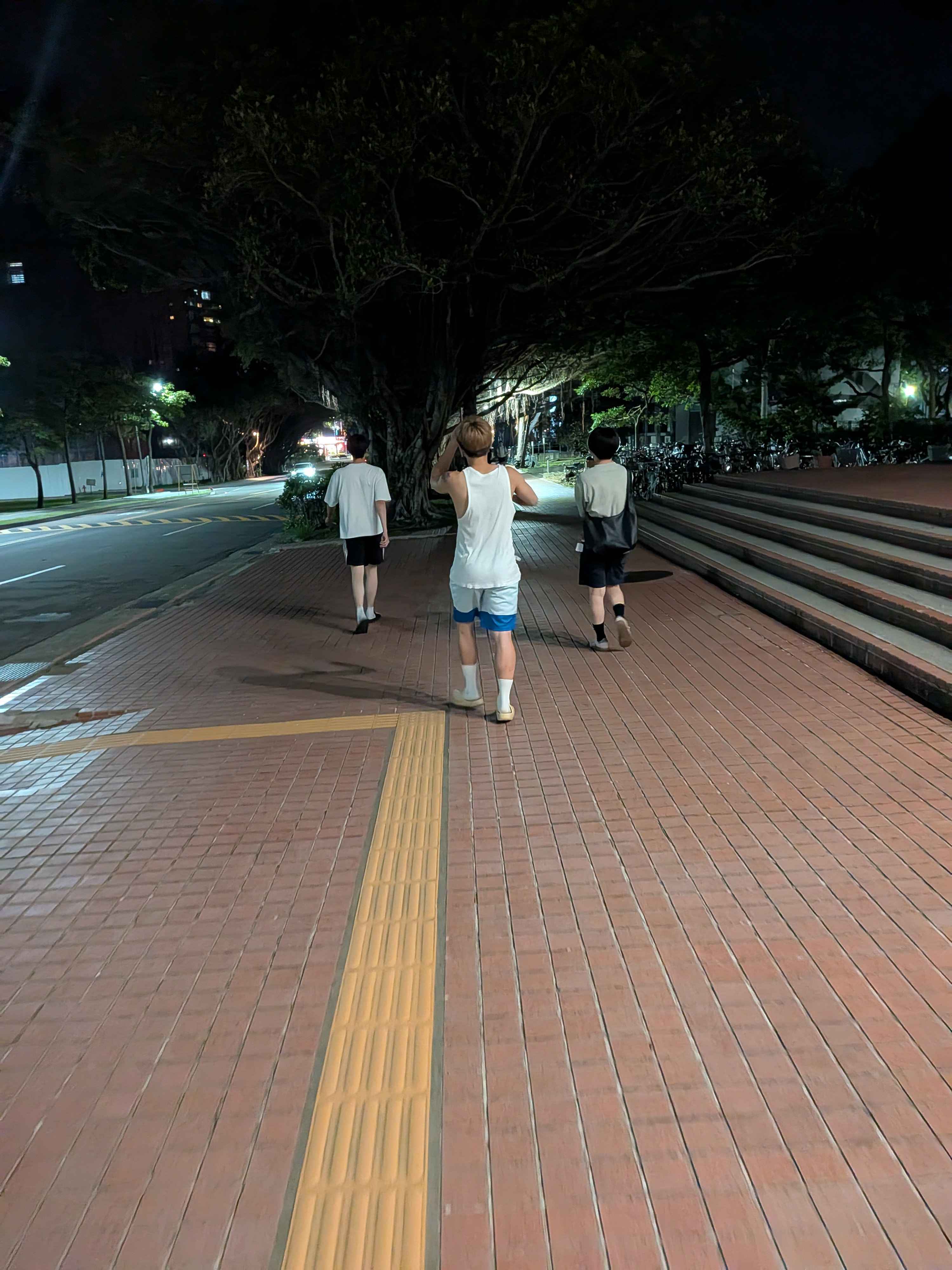 和隊友們夜衝覓食