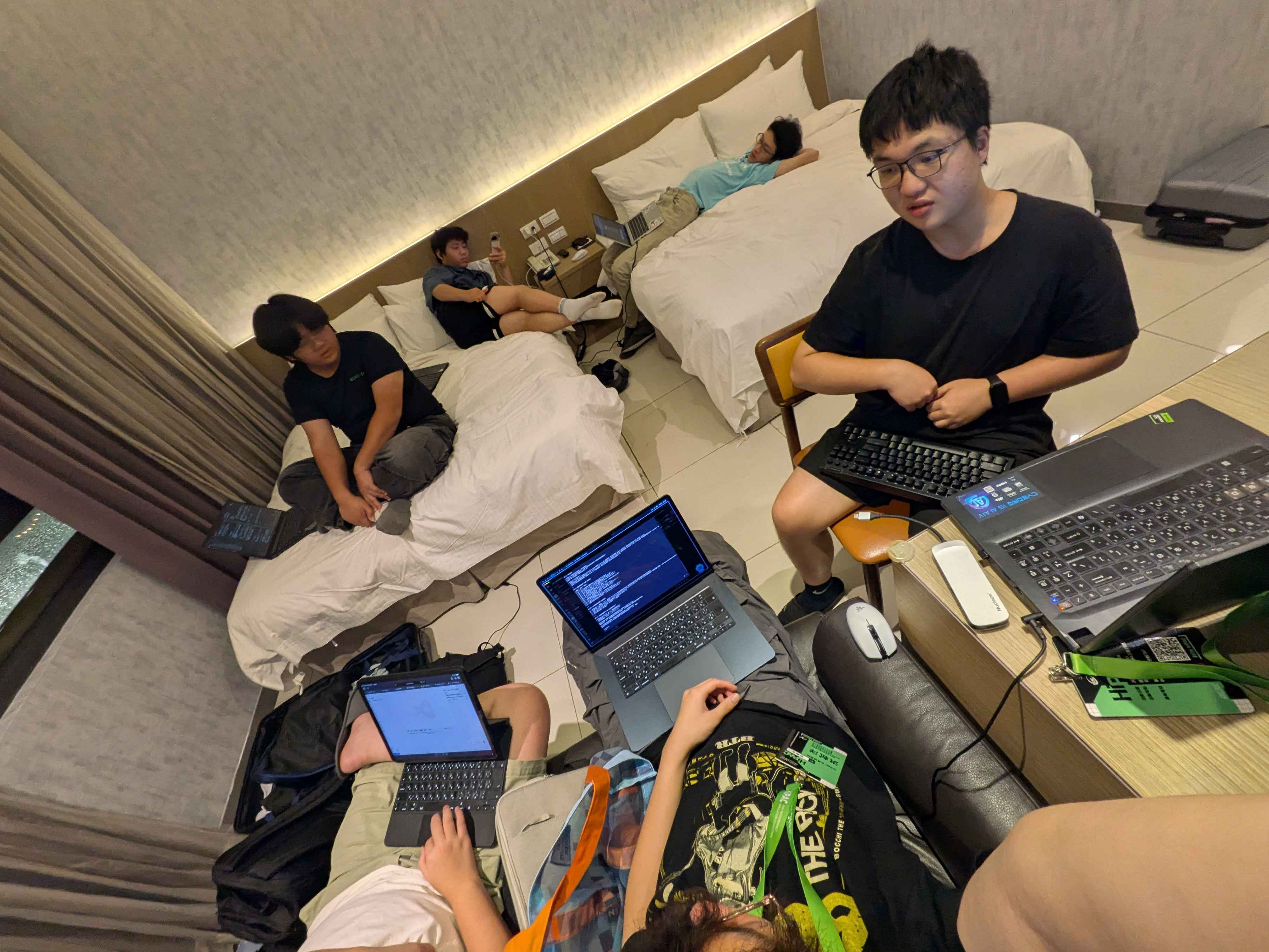 半夜黑客松現場